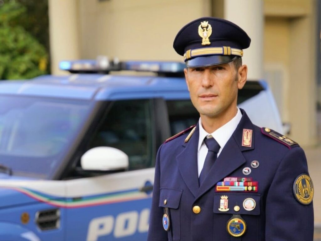 Ispettore in vacanza salva donna colta da malore
