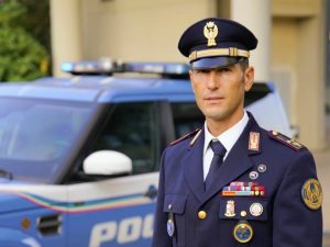 Ispettore in vacanza salva donna colta da malore