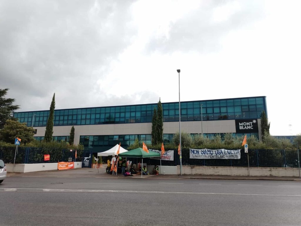 Operai Montblanc con le tende davanti alla Richemont: “Noi senza lavoro, loro senza vergogna” / VIDEO - FOTO