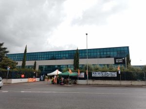 Operai Montblanc con le tende davanti alla Richemont: “Noi senza lavoro, loro senza vergogna” / VIDEO - FOTO