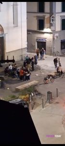 Movida, schiamazzi e canti nel pieno della notte: “Questa città è fuori controllo” / VIDEO