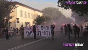 "No al comando Nato, no all'invio di armi", la manifestazione a Firenze / VIDEO