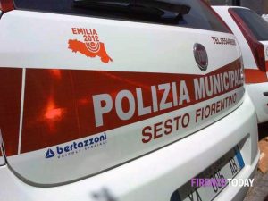 Provoca un incidente con un’auto a noleggio e scappa: non aveva la patente