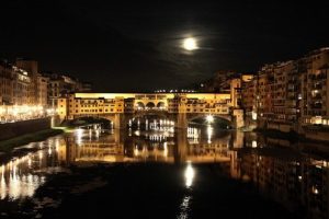 Ponte Vecchio: ruba le offerte a un musicista di strada