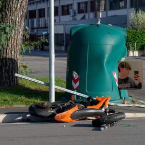 Diciannovenne morto a Scandicci, città a lutto: “Un dolore immenso”
