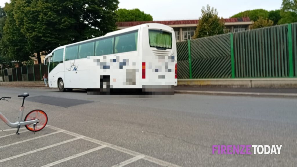 Sosta "selvaggia" di pullman turistici in zona aeroporto: "Prendono posti a chi viene a lavorare"
