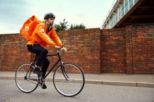 “Rider sanzionati dall’algoritmo, serve un tavolo nazionale sul lavoro delle piattaforme”