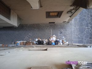 Rifiuti, sfogo del residente: "Porta a porta? In centro non funziona, intasata da scarti di hotel e ristoranti" / FOTO