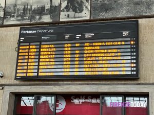 Treni, persone sui binari: raffica di ritardi