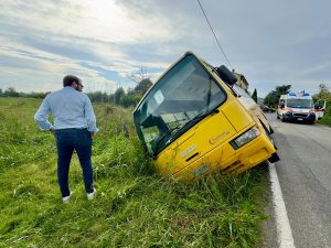 Scuolabus con sei bambini finisce nel fossato / FOTO