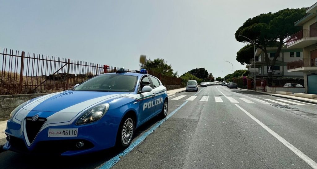 Beccato dalla polizia in un centro massaggi insieme ad un amico: era ricercato