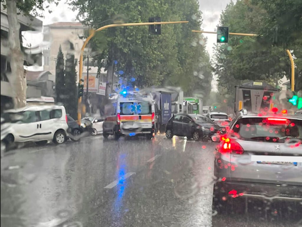 Incidenti e auto in panne, traffico in tilt in mezza città