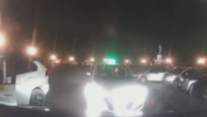 Lite in strada tra tassisti e Ncc, Azione: “Hanno circondato il nostro collega” / VIDEO