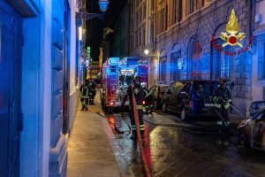 Auto in fiamme in pieno centro / FOTO