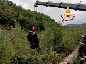 Vettura finisce nell’argine del fiume, recuperata con l’autogru