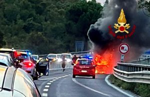 Auto in fiamme in Fipili: traffico bloccato in superstrada  VIDEO