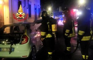 Incubo piromane: cinque auto in fiamme nella notte