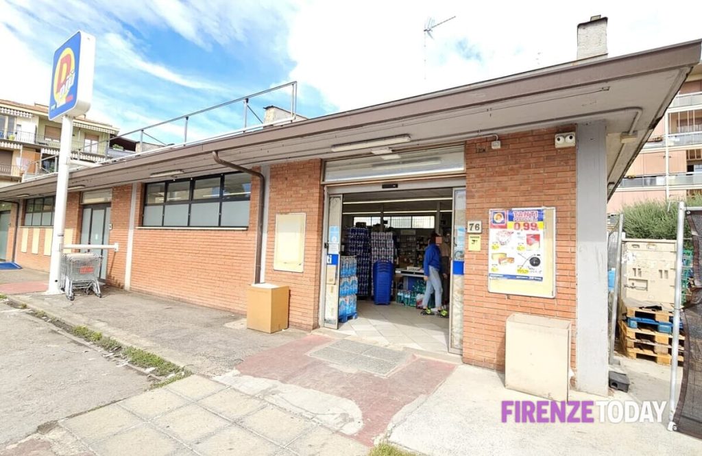 Spaccate, quartiere 4 ancora nel mirino: sfondata la vetrata di un supermercato