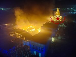 Incendio a Capalle: in fiamme un edificio industriale