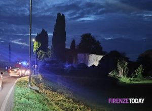 Incendio in un casolare occupato: paura nella Piana