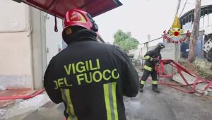 Maxi incendio a Capalle: scattano i divieti per la popolazione
