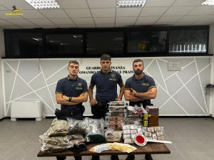Fa una manovra azzardata con l’auto e gli trovano 38 chili di droga