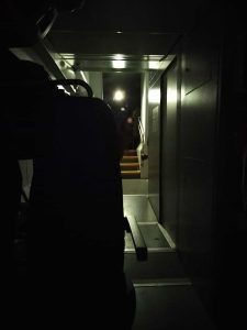 “Bloccati in treno per oltre due ore, al buio e con i finestrini sigillati”