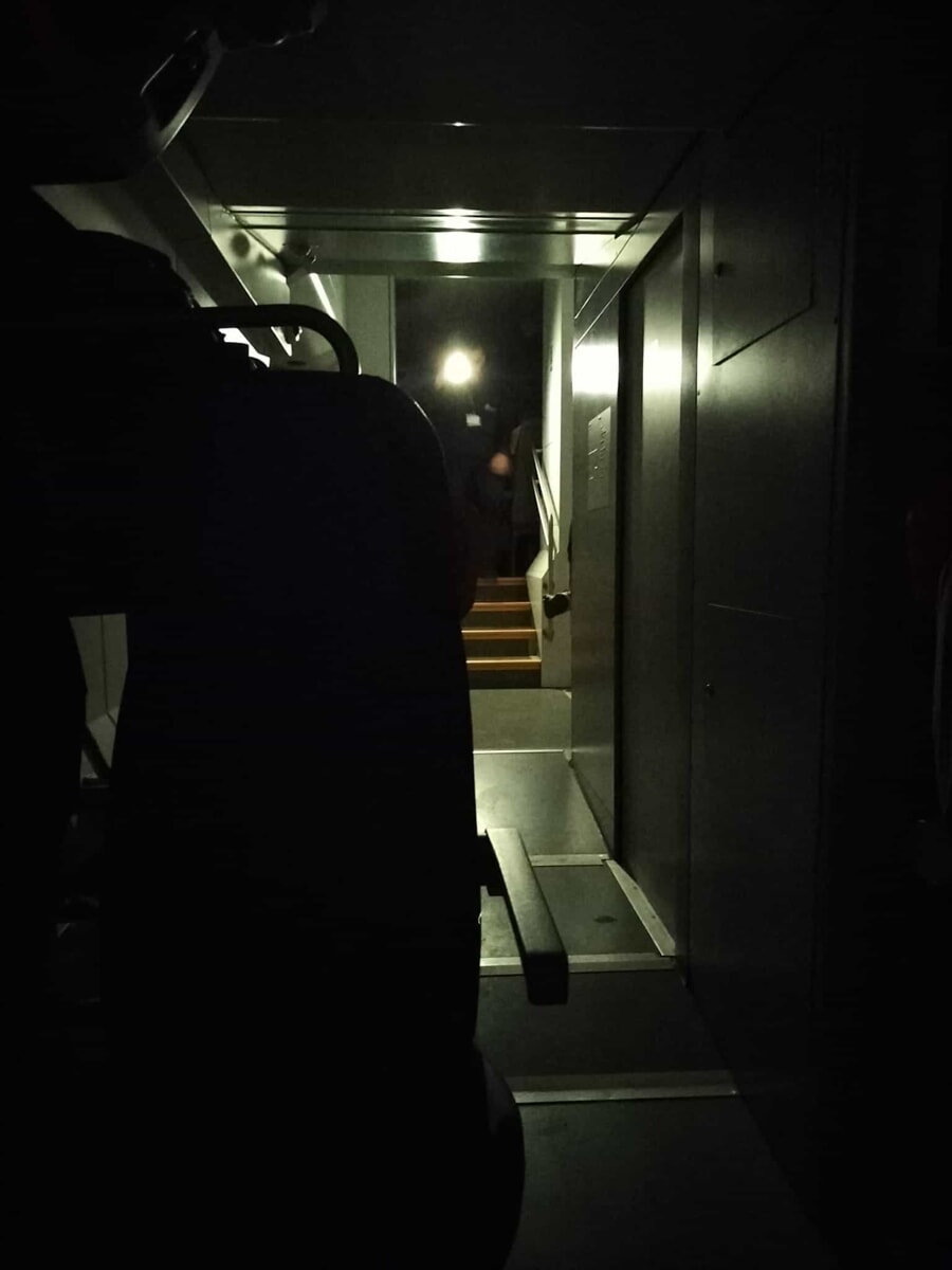 “Bloccati in treno per oltre due ore, al buio e con i finestrini sigillati”