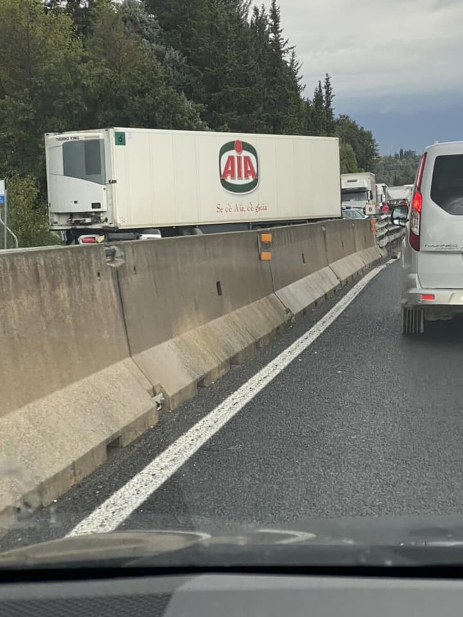 Camion intraversato in superstrada: viabilità bloccata in FiPiLi
