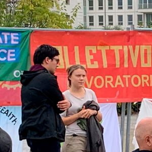 Greta Thunberg al presidio ex Gkn: “Lottiamo contro lo stesso sistema distruttivo dall’ambiente al lavoro” / VIDEO