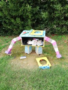Opere distrutte e libri bruciati ai giardini pubblici, Baroncelli: “Cercheremo il responsabile” / FOTO