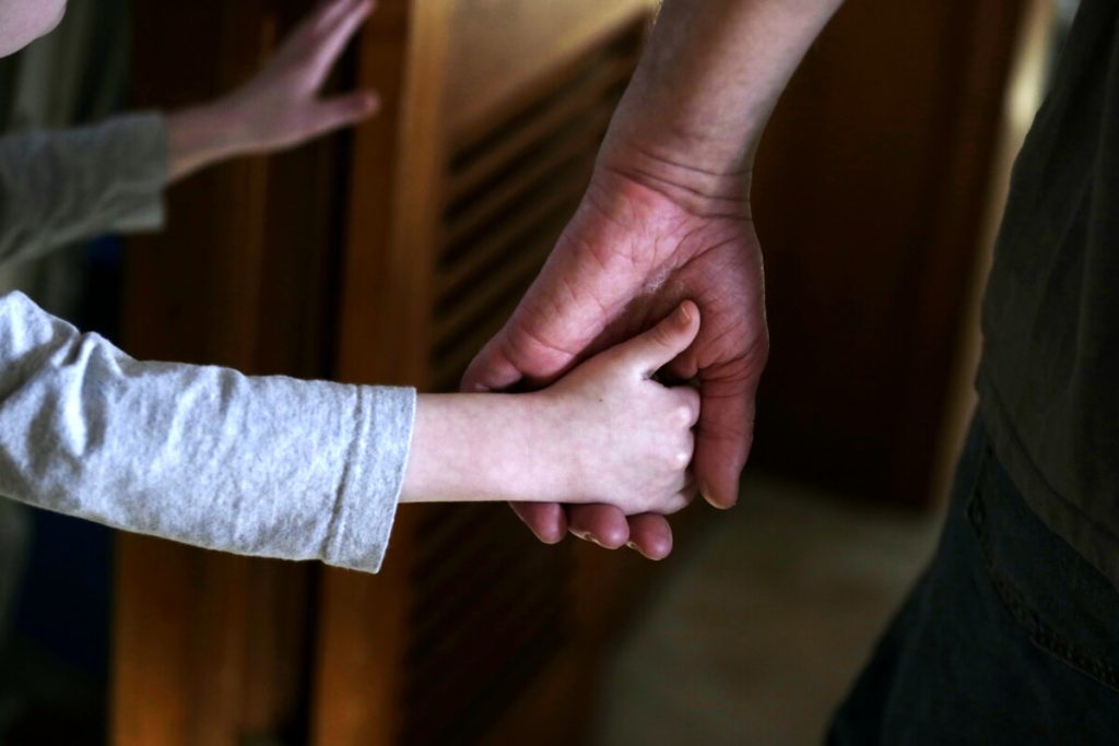 Autismo, la protesta dei genitori: “Nessun genitore è riuscito ad avere i rimborsi dalla Regione. Ci sentiamo abbandonati”
