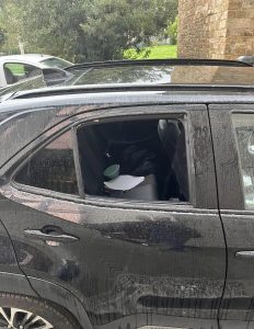 Ancora vetri spaccati: nuova strage di auto in piazza Vittorio Veneto / FOTO