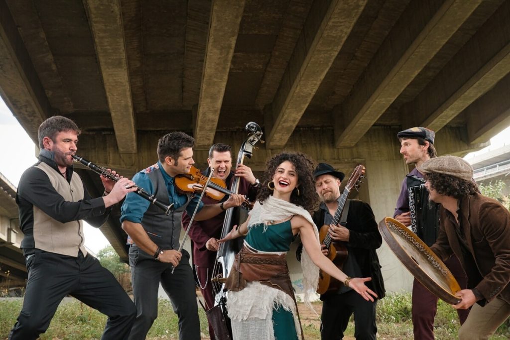 Barcelona Gipsy Balkan Orchestra in concerto alla Sala Casa del Popolo Grassina Firenze