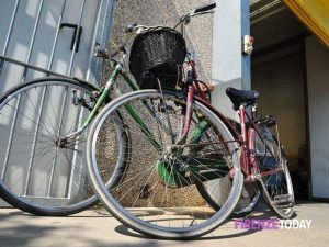 Aumentano i furti di biciclette ma arrivano i parcheggi sicuri: “Al via il progetto per 18 velostazioni”