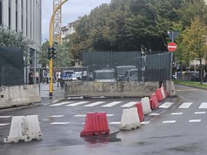 Cantiere del Social Hub: “Dopo la denuncia rimesse le recinzioni e gli operai hanno tutti il caschetto” / FOTO
