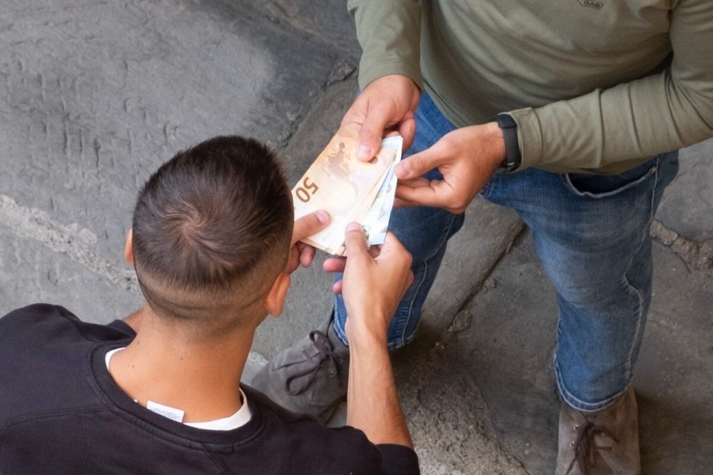 Tentata estorsione, due arresti