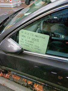 Raffica di furti su auto, i residenti mettono cartelli per i ladri: "Non c'è da rubare"