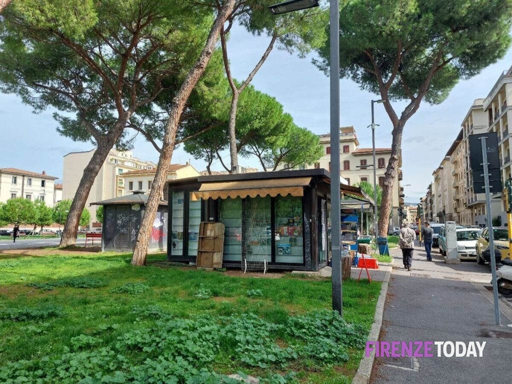 Chiude un'altra edicola, era la storia del quartiere: "Sempre più difficile trovarne una" / FOTO