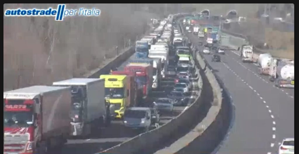 Tratto chiuso in autostrada per incidente: traffico paralizzato