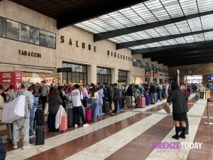 Tutti in coda a Santa Maria Novella per lo sciopero dei treni / FOTO