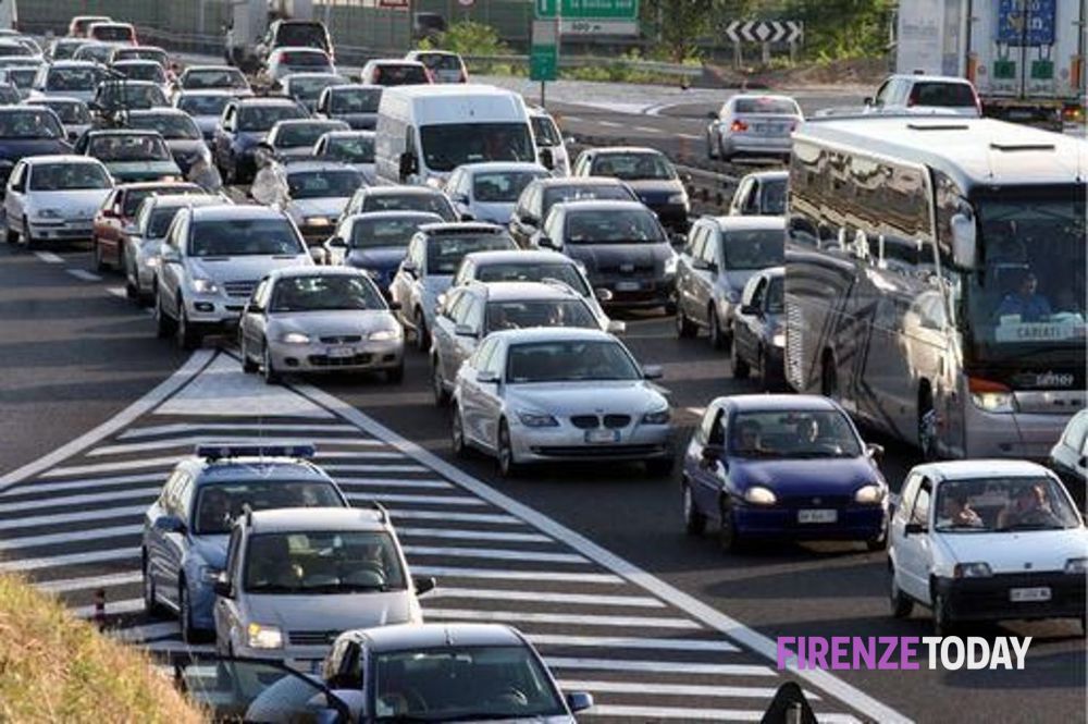 Incidente in autostrada, traffico paralizzato: 8 chilometri di coda