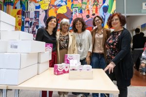 “Il ciclo non è un lusso”, consegnati 15mila assorbenti gratuiti negli Istituti scolastici / FOTO