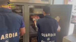 Controlli nei ristoranti, scoperti 50 lavoratori in nero e sequestrate 2 tonnellate di alimenti / VIDEO