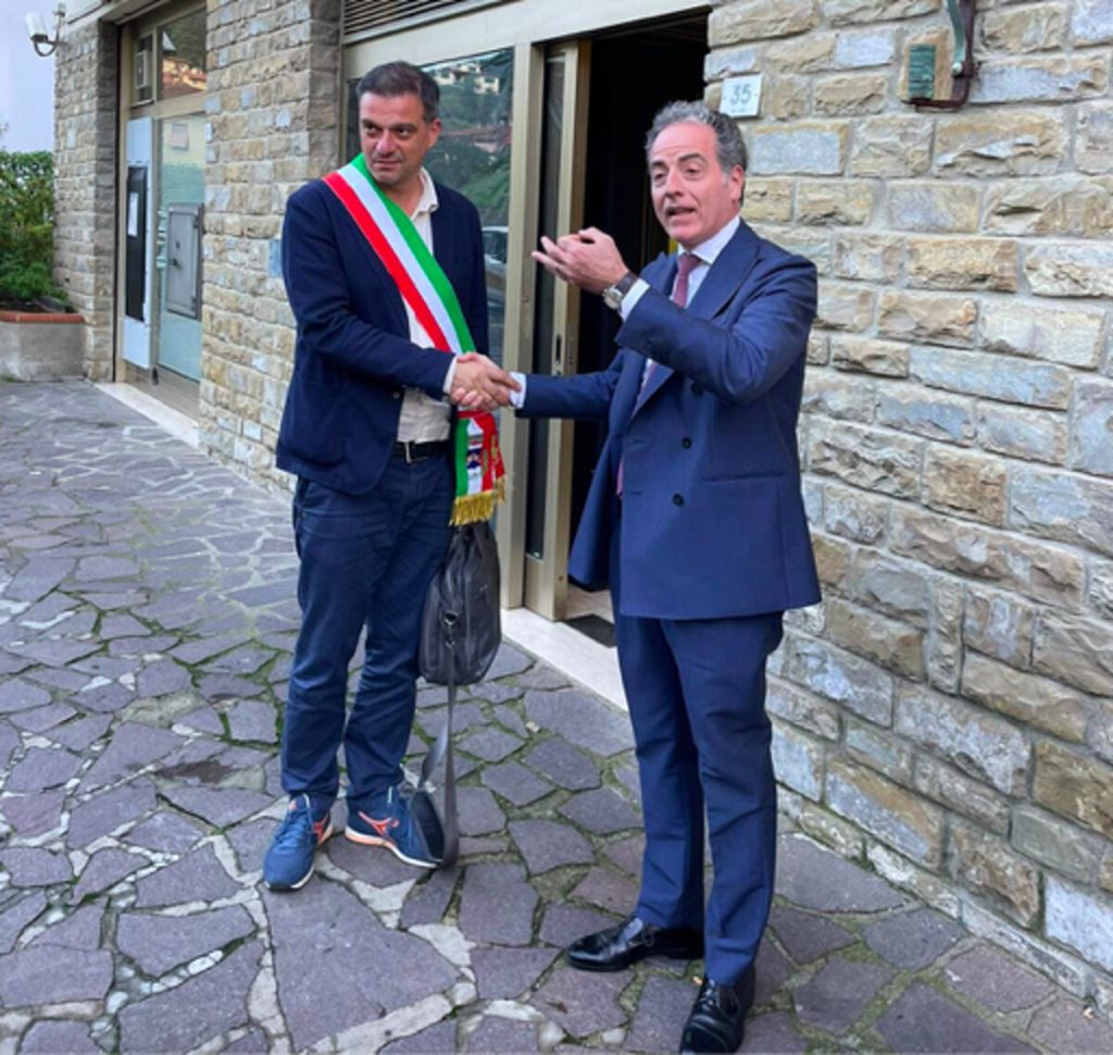 Il sindaco dopo oltre sei ore esce dalla banca: “Sarà mantenuto almeno il bancomat”