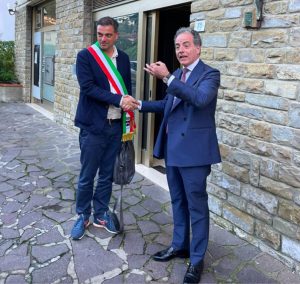 Il sindaco dopo oltre sei ore esce dalla banca: “Sarà mantenuto almeno il bancomat”