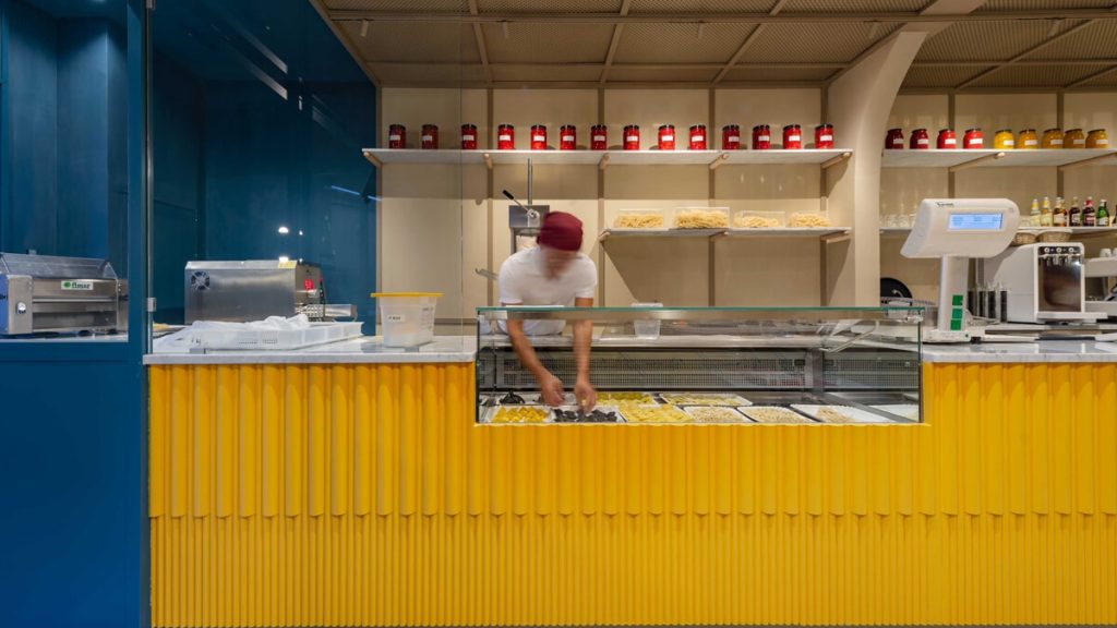 Lavora per anni nella cosmetica poi apre un pastificio dove si può anche mangiare a Firenze