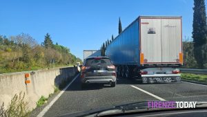 Tutti fermi in Fi Pi Li, caos anche sul ponte all'Indiano