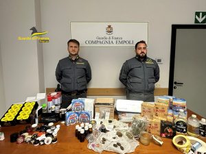 Allestisce in casa un laboratorio per il confezionamento della droga