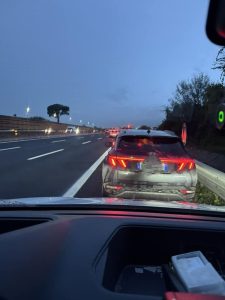 Le forti piogge danneggiano le strade: lunghe code in autostrada e FiPiLi